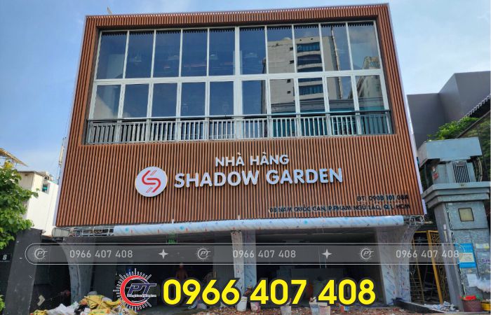 thi công cho bảng hiệu - thi công làm lam nhựa giả gỗ giá rẻ